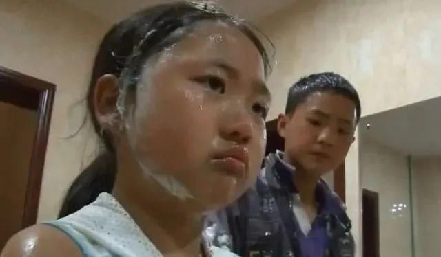  女孩|变形计：首位染上公主病的农村女孩，回农村“逼”穷奶奶买沐浴露