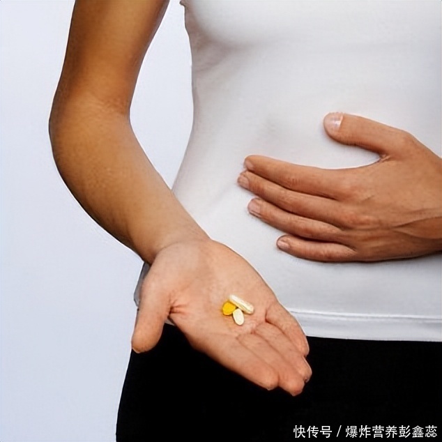舌头脾胃处有裂纹是怎么回事(舌头上有裂纹，是因为脾胃差？出现裂纹舌，有这3种根本原因)