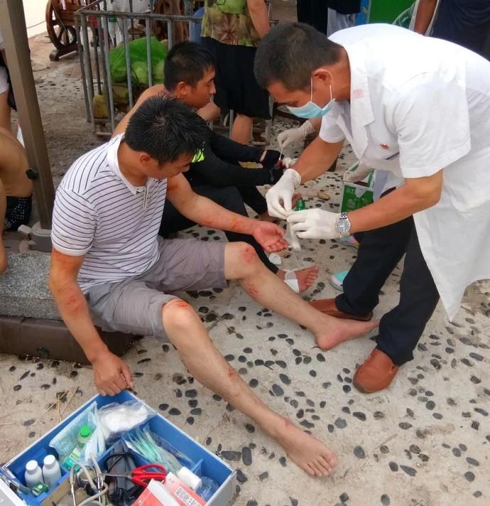  事故|北海银滩发生溺水事故，4名游客被大浪卷进深海