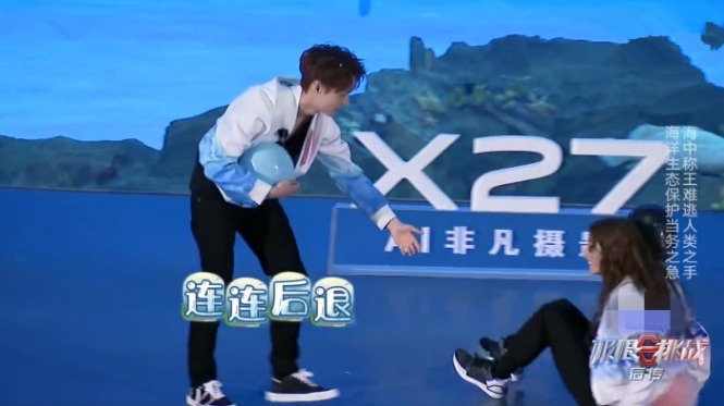 衣领|迪丽热巴拉张艺兴衣领,黄磊露标准“姨夫笑”,5个字真相了!