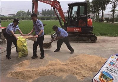 途中|民警出警途中，帮助农民收麦