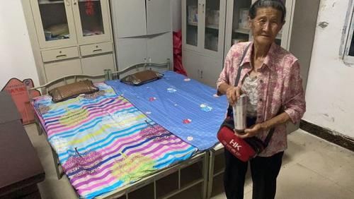  村民|摸黑走到村民家，95后小伙子连夜背瘫痪老人转移