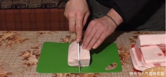 上桌|俄罗斯大叔请中国朋友吃饭,下酒菜上桌差点哭出来这谁受得了啊