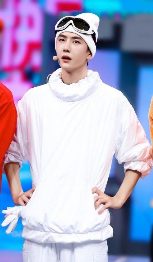  长大|王一博新称号：“综艺小天才”，搞笑与酷盖并存，啵啵长大了