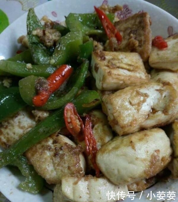  辣椒|豆腐不要直接下锅炸，加上2个鸡蛋，比吃肉还香，吃完上瘾还想吃
