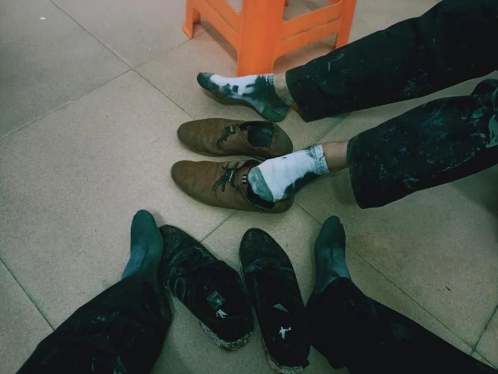  发生|灵东水库水浸区发生惊险的一幕，一小男孩不慎滑进泥沼中