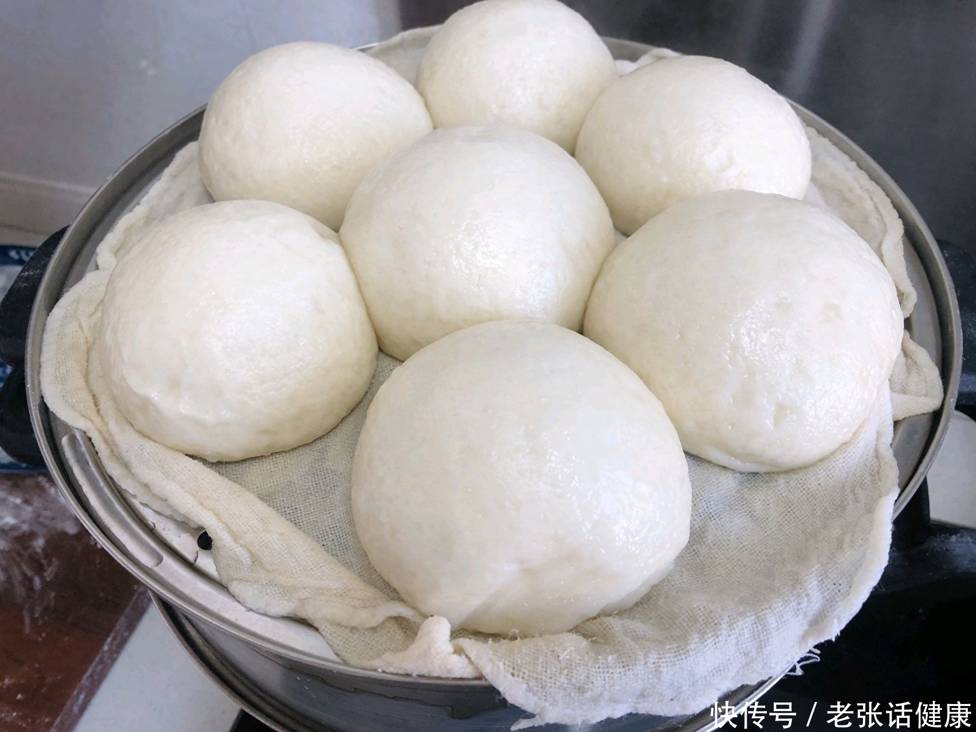 怎样可以从饮食上快速改善便秘(便秘多数是“吃”出来的毛病，做到这3少吃，给您支4招，改善便秘)