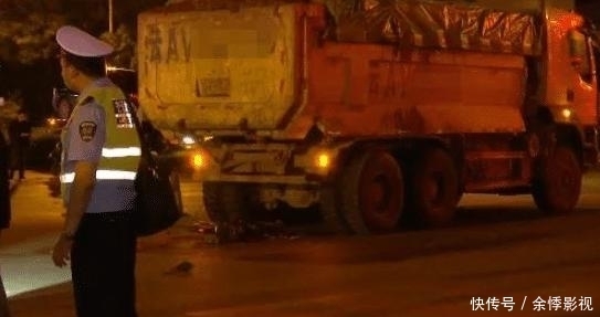  碾压|母女深夜骑车回家，砸到货车无情碾压，两人丧命现场惨烈