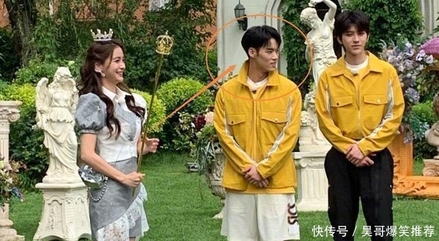 成龙|跑男新路透,baby一手拿“菜刀”一手拿权杖,我却注意成龙的外甥