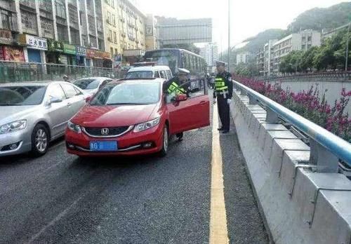  位女司机|女司机等红灯时扔下车就跑，调取监控，才知道她有多么机智！