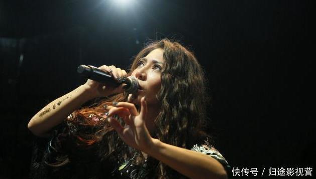 冠军|她三年前被那英淘汰,如今和那英平起平坐!网友:这脸打的疼吗?