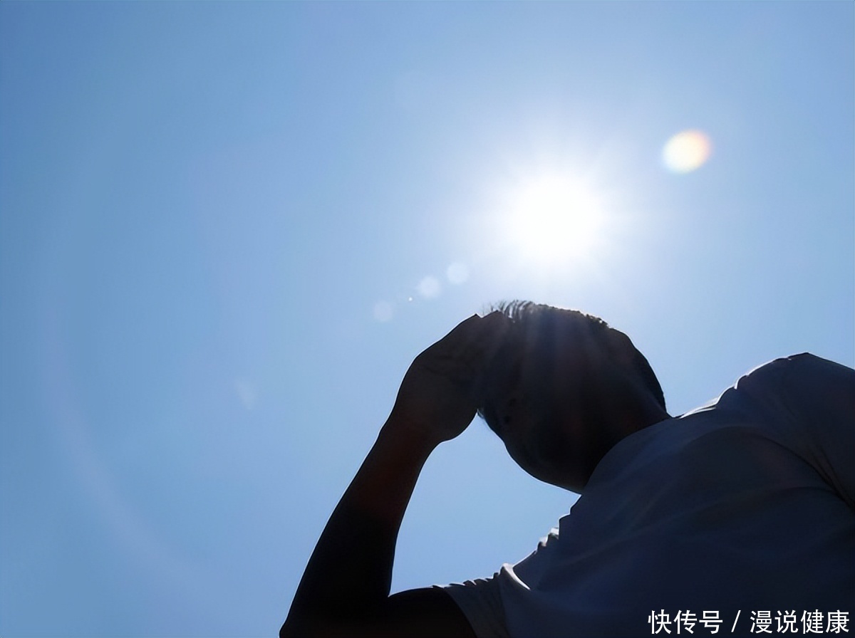 三伏天晒背会不会得皮肤癌(三伏晒对背，健康一整年？夏季常做这件事，无意中给癌症“通路”)