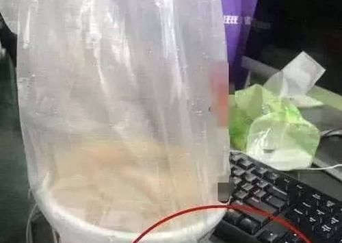 差评|男子收到外卖,发现汤全洒了,准备给差评时,发现饭菜里有样东西