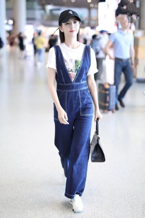 辣妈|佟丽娅真瘦,T恤叠穿背带裤蛮腰一点都不鼓囊,这身材辣妈圈拔尖