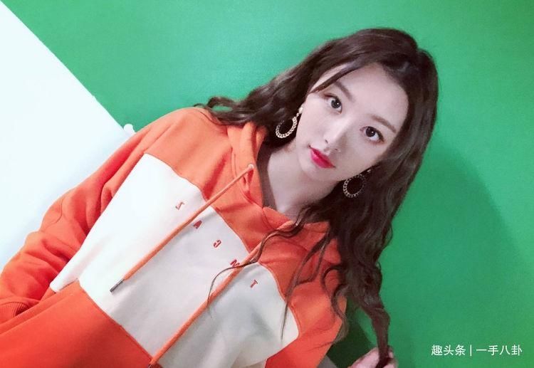  雪儿|你砸我？雷佳音被孔雪儿砸懵，脸上表情不对引粉丝不满：玩不起