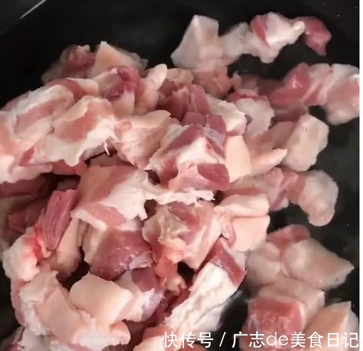 往锅中加入|祖传红烧肉做法,学会回家做,家里米饭都不够吃