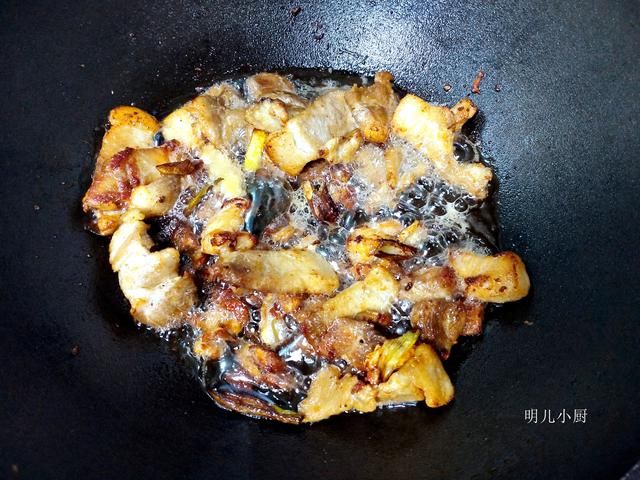 明儿|秋天多吃肉，老妈教我新做法，简单脆香少油脂，解馋不长膘