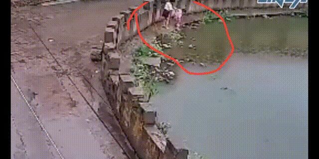  揪心|8岁姐姐为救5岁妹妹跳入水潭，双双被困，挣扎画面揪心