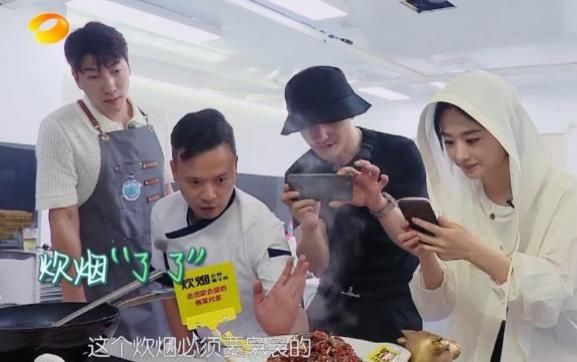  赵丽颖|赵丽颖罕见秀恩爱，《中餐厅》主动提及冯绍峰，一脸幸福甜蜜