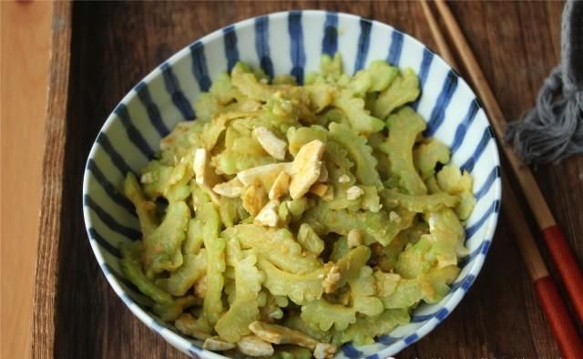  做法|苦瓜这做法，我家三天两头吃，简单一炒，平时讨厌它的爸爸都说好吃