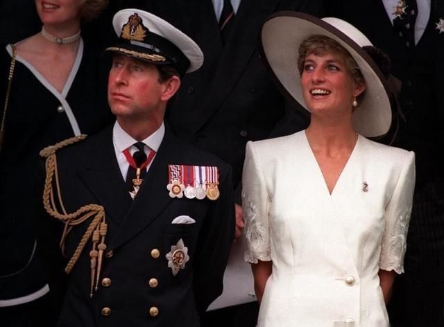 那一|哈里出生的那一晚,戴安娜哭着入睡,明知查尔斯骗她为何还要嫁