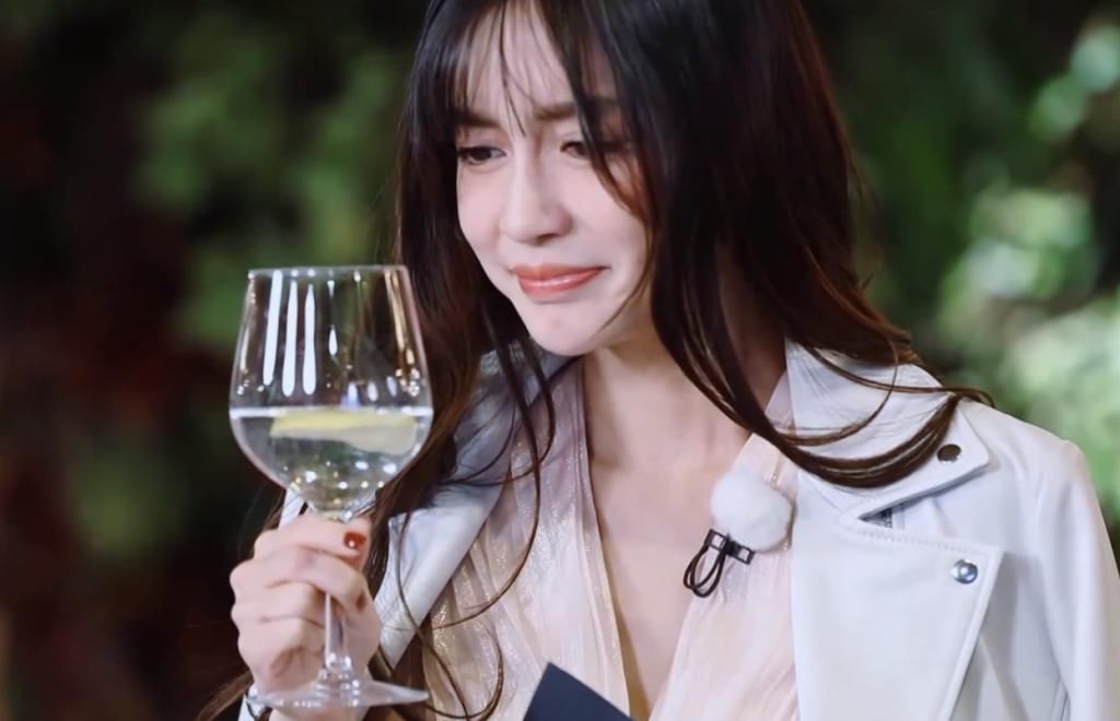  郑恺|郑恺突然掀开baby裙子，谁留意baby说了什么？网友：黄晓明知道吗？