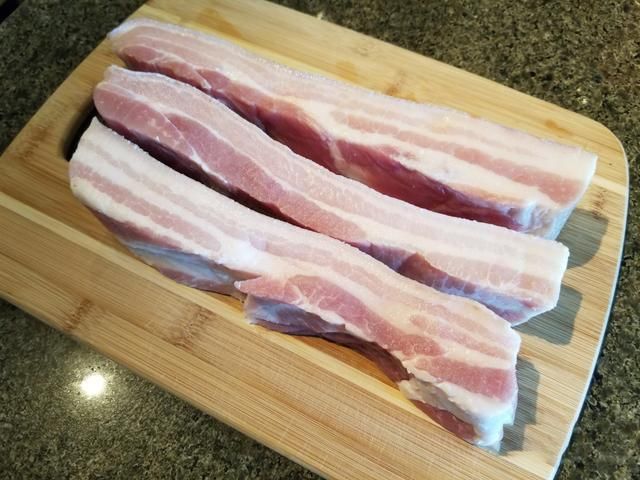 脆皮烧肉|五花肉这吃法太香了,酥脆不油腻,我家经常做,一次5斤不够吃