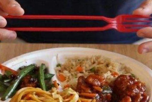 新型|为了吃中餐,外国人发明“新型筷叉”,把中国网友乐坏了