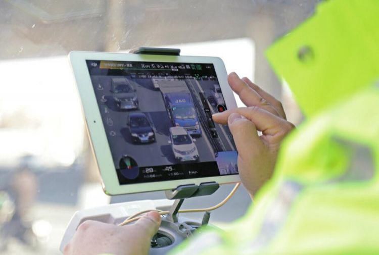 无能为力|有人手持手机抓拍违章，月入过万！车主：遇到好几次，无能为力！