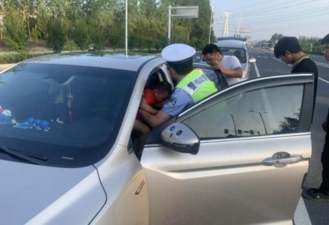  合肥市|又幼童被锁车内！合肥市肥西民警破窗救娃
