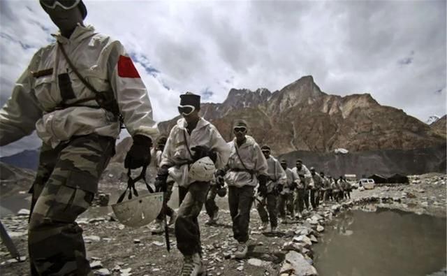  部队|边境卫星传来重磅消息，3000俄军整装待发，印度高呼：终于等到了