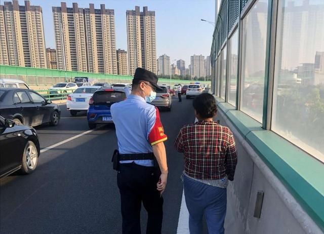  车流|惊险！打工女被困高架桥车流中，槐荫巡警将其“救下”