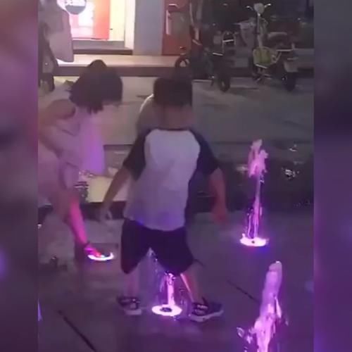 孩子|熊孩子在喷泉里玩得不亦乐乎,网友:看来这孩子的家长是真的心大