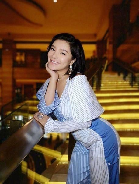  声音|快女冠军事业高开低走，或将参加《好声音》海选，李宇春是评委