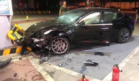  失灵|特斯拉Model 3又一起严重事故，突然加速刹车失灵，高速撞进小区，车主抢回一命！特斯拉为何频繁失控？