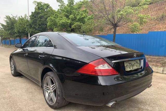 奔驰|2010年奔驰CLS500售价9万,溜背式设计看起来更加运动