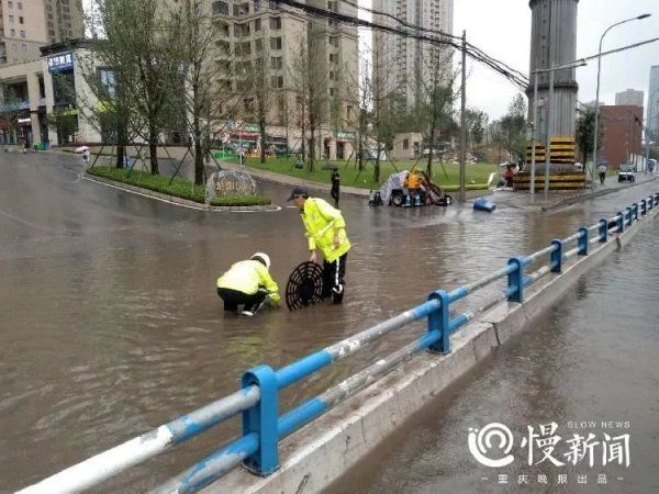 赤脚|暴雨中交巡警赤脚清理排水口 网友点赞：暴雨中的一道别样风景线