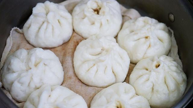  初秋|初秋我和家人爱吃这种香而不腻的鲜肉包，食材搭配营养，馅料醇香