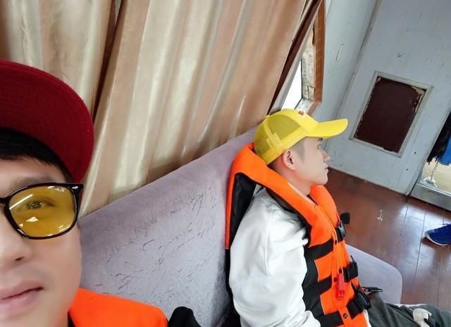  邓超晒出|邓超晒新照透露新综艺《哈哈哈哈哈》嘉宾，打工赚钱众人累到瘫软