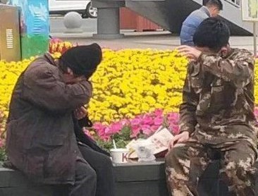 图片|8张人性与爱的图片,看到第一张就受不了,图8陪伴是最长情的告白