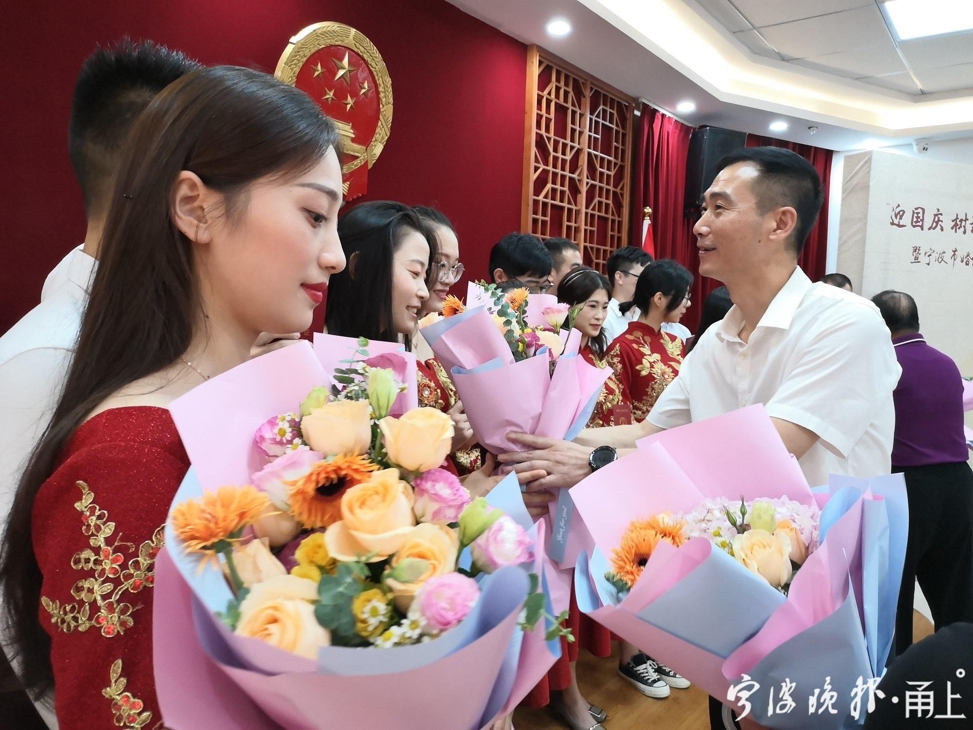 启动|10对新人集体领证！宁波启动婚俗改革，新人和父母都表示：喜欢