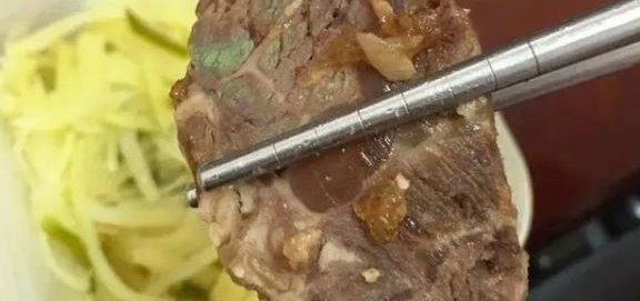 切开|超市买回来的牛肉,切开后冒绿光,能吃吗?厨师:不要扔了