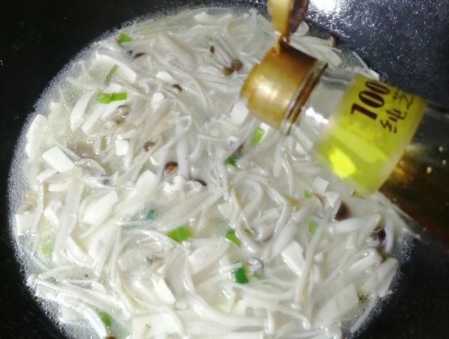 窍门|适合夏天喝的汤,豆腐三菌汤,三个窍门,鲜香嫩滑,好吃开胃下饭