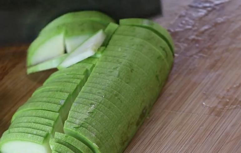 家常|西葫芦经典家常做法,做法简单,营养丰富,是道不错的下饭菜