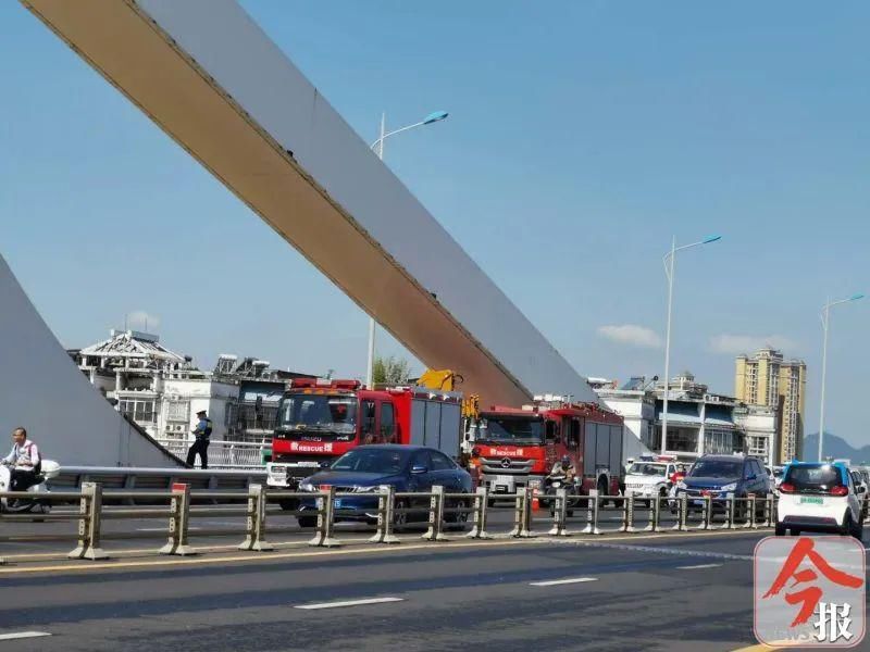  桥栏杆|突发！烈日下，男子爬到广雅大桥栏杆外！情况危急，正展开救援