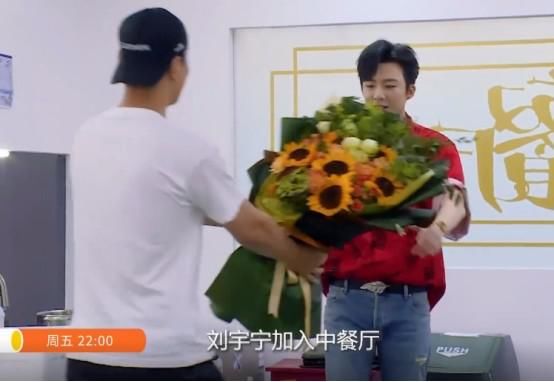  脱口而出|刘宇宁加入《中餐厅》太抢手，避免矛盾他脱口而出一句，尽显情商