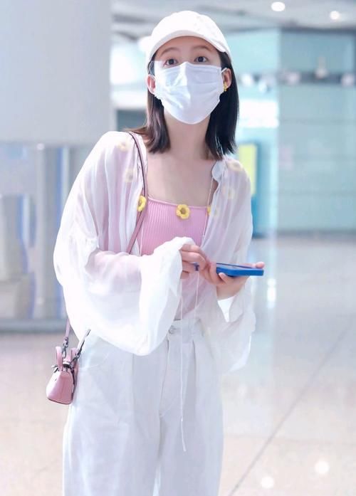  李沁素|李沁素颜照样美不胜收，身穿轻薄白色衬衫清新甜美，一眼便能认出