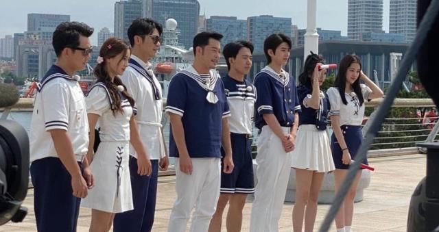  举动|吴宣仪穿水手裙却要2次拉高腰部，谁注意欧阳娜娜举动？女生都懂！