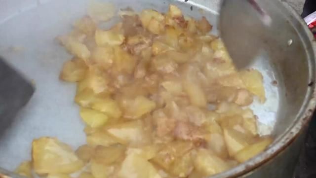 双庙凉粉|夫妻小镇上卖“炒果冻”,每天限量200碗,常有人驱车10里来排队