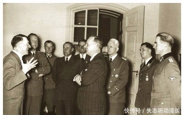 历史|历史上过目难忘的瞬间:搂着狮子开车的墨索里尼,图9希特勒兴奋的手舞足蹈
